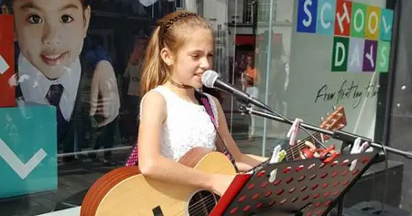 Eleven-year-old busker stuns public with voice