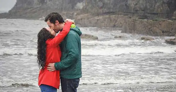 Irishman proposes to girlfriend in most romantic way ever