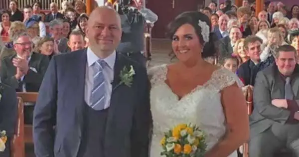 Flashmob Catholic style – happy couple stunned on wedding day