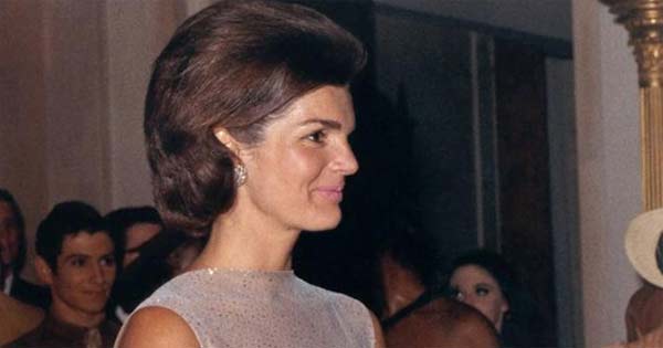 A new book reveals that Jackie Kennedy wanted to date Alec Baldwin, despite being 28 years his senior