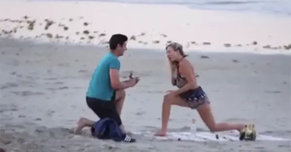 Romantic Irishman proposes to his American yoga instructor girlfriend on the beach