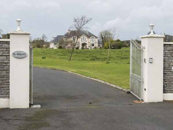 Niall Horan's Co Westmeath mansion outside gate