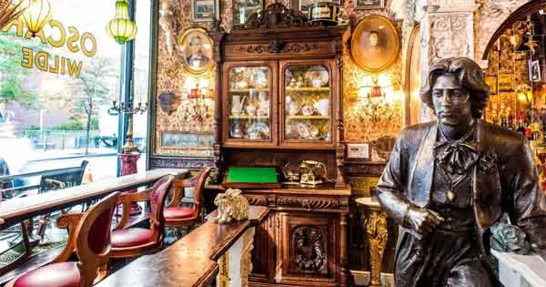 Take a look inside New York’s luxurious Oscar Wilde inspired bar