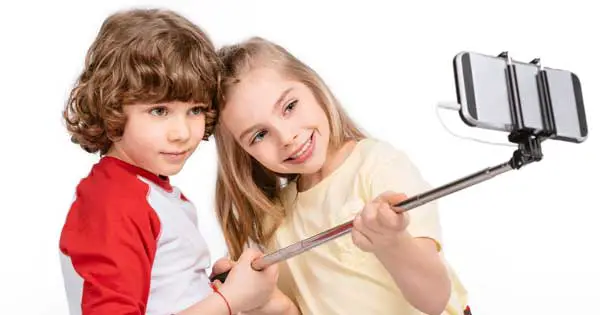 Pharmicist warns ‘selfies spread headlice’ amongst kids
