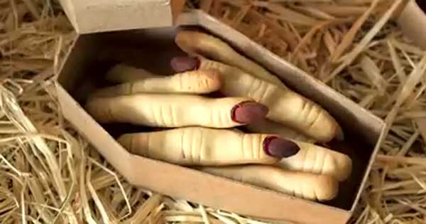How to make spooky Halloween Witches' Fingers