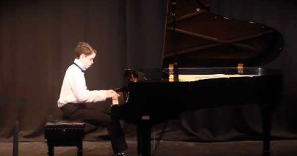 Teenage Irish pianist has a Gift from God