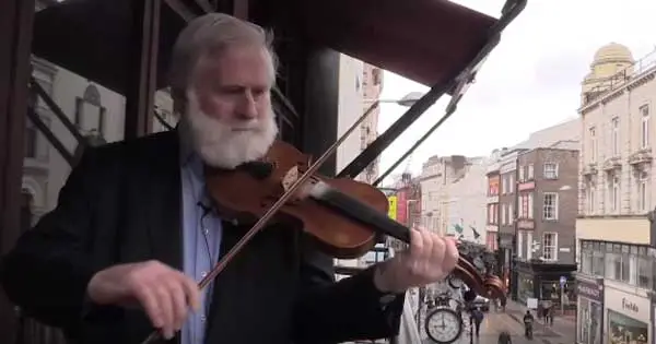 Irish music legend puts on impromptu performance on Dublin street