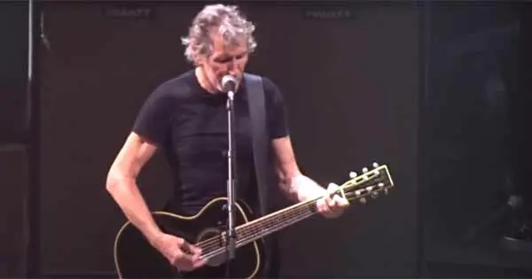 Roger Waters performs Danny Boy in Dublin