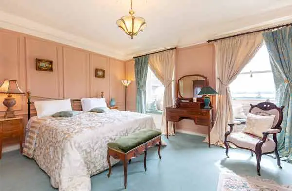 Seafield House pink bedroom
