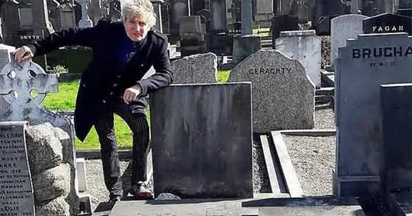 Rod Stewart at Grace Gifford's grave