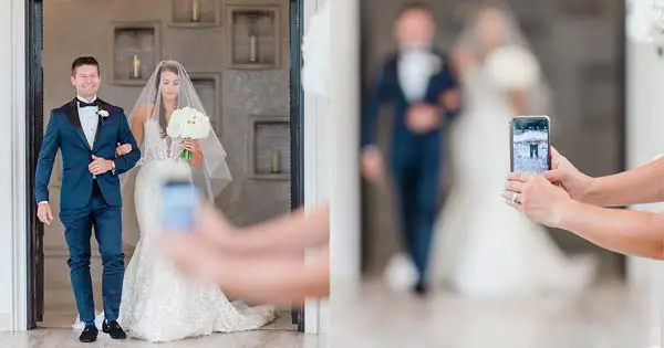 wedding photographer asks guests to stop using their smartphones