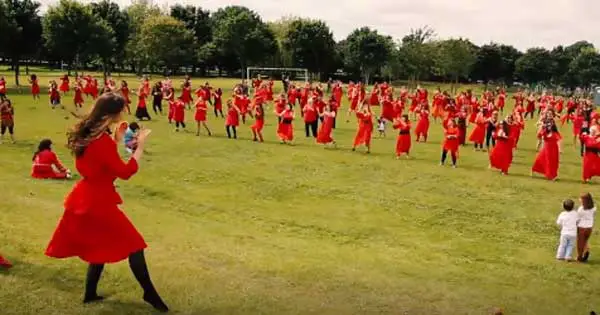 More than a hundred Kate Bush fans join to re-create Wuthering Heights video