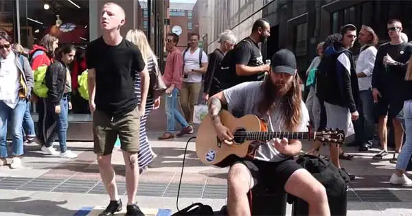 Irish dancer and guitar player steal the show on Grafton Street