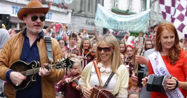 Galway Girl performance attracts more than 15,000 revellers