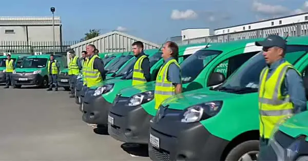 Irish postal workers sing Ireland's Call
