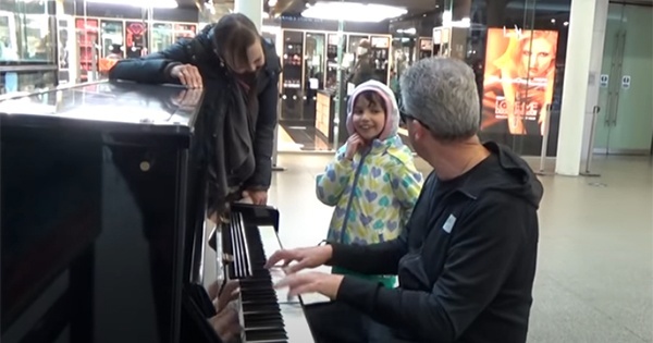 Boogie Woogie pianist thrills youngster by bringing nursery rhyme to life