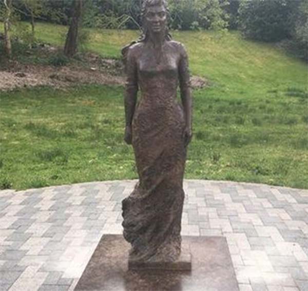 Maureen O'Hara statue
