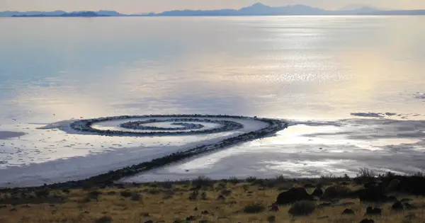 Spiral Jetty (1970) - Robert Smithson
Netherzone, CC BY-SA 4.0 <https://creativecommons.org/licenses/by-sa/4.0>, via Wikimedia Commons