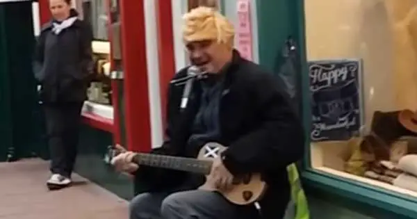 Busker entertains Co Kerry with Donald Trump song